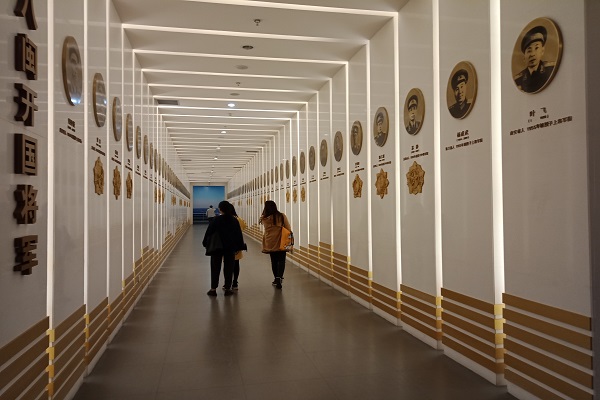 同学们漫步福建开国将军主题展道